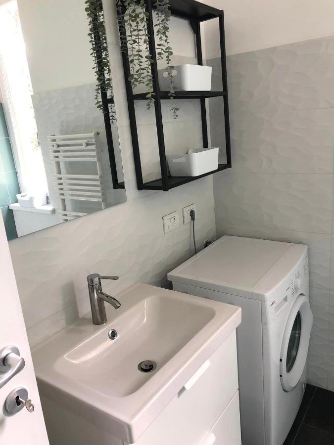 Casa Gaiani Villetta In Riva Al Lago Vista Mozzafiato Varano Borghi Екстериор снимка