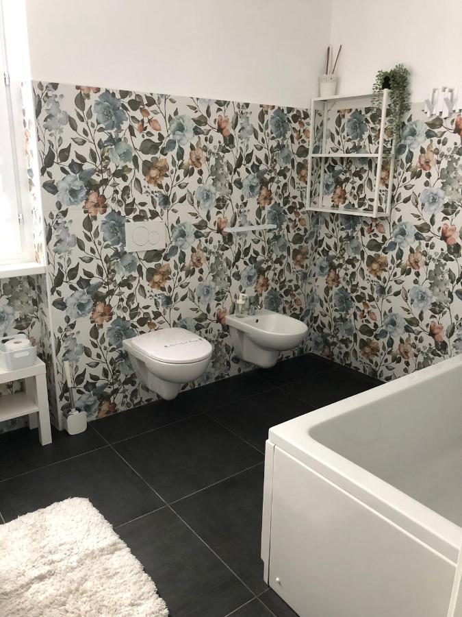 Casa Gaiani Villetta In Riva Al Lago Vista Mozzafiato Varano Borghi Екстериор снимка